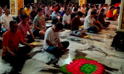 Hari Waisak, Ratusan Umat Buddha di Mojokerto Bersemadi