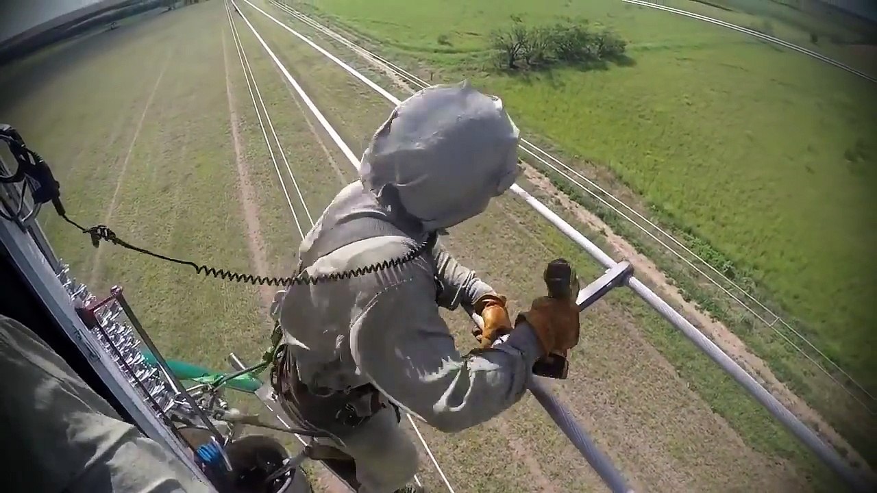 Intervention en hélicoptère sur des lignes électriques à haute tension !