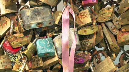 Paris vend ses "cadenas d'amour", pour la bonne cause