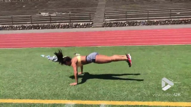 Elle fait des pompes de fou en sautant du sol !