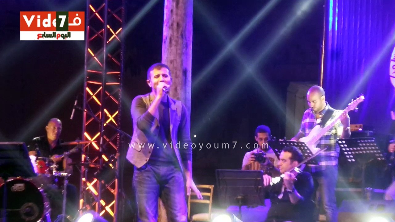 حمزة نمرة يغنى "أهو ده اللى صار" لايف