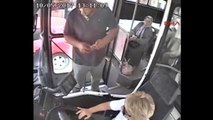 Otobüste Bebekli Kadına Cinsel Organını Gösteren Sapık Güvenlik Kamerasında