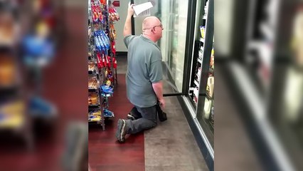 Il fait l'inventaire de son magasin ultra rapidement