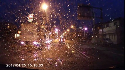 これって事故にならない！？信号無視の黒プリウス。