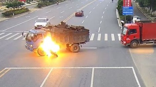 Un motard s'enflamme contre un camion (Chine)