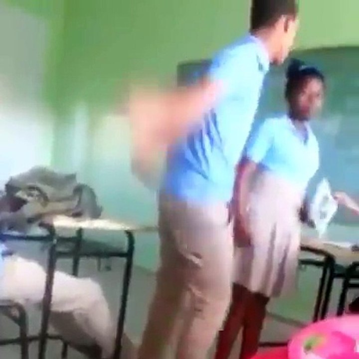 Circula en las redes sociales un vídeo donde un estudiante agrede fuertemente a su compañera de clase en presencia de la