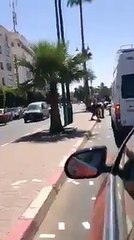 قمة السخرية شخص يرمي بمبلغ كبير من المال في الطريق والناس تتسابق عليه