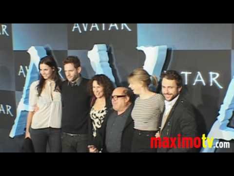 DANNY DEVITO & RHEA PEARLMAN at AVATAR Premiere Arrivals