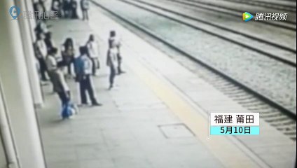 The woman tried to kill herself, and the passers-by quickly saved her