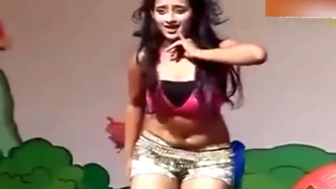 Hot Indian college girls dancing- Hot girl Hit  Dance Performance