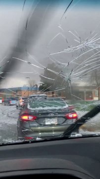 Cette famille se retrouve piégée dans la voiture sous un orage de grêle impressionnant