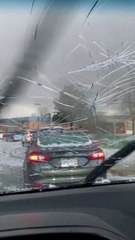 Cette famille se retrouve piégée dans la voiture sous un orage de grêle impressionnant