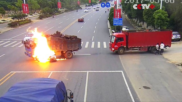 Un motard percute un camion et s'enflamme, le chauffeur va alors lui sauver la vie