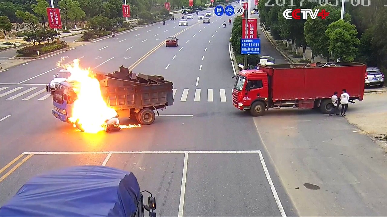 Un motard percute un camion et s'enflamme, le chauffeur va alors lui sauver la vie