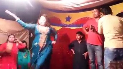 Girl Fall Down While Dancing On The Floor :)