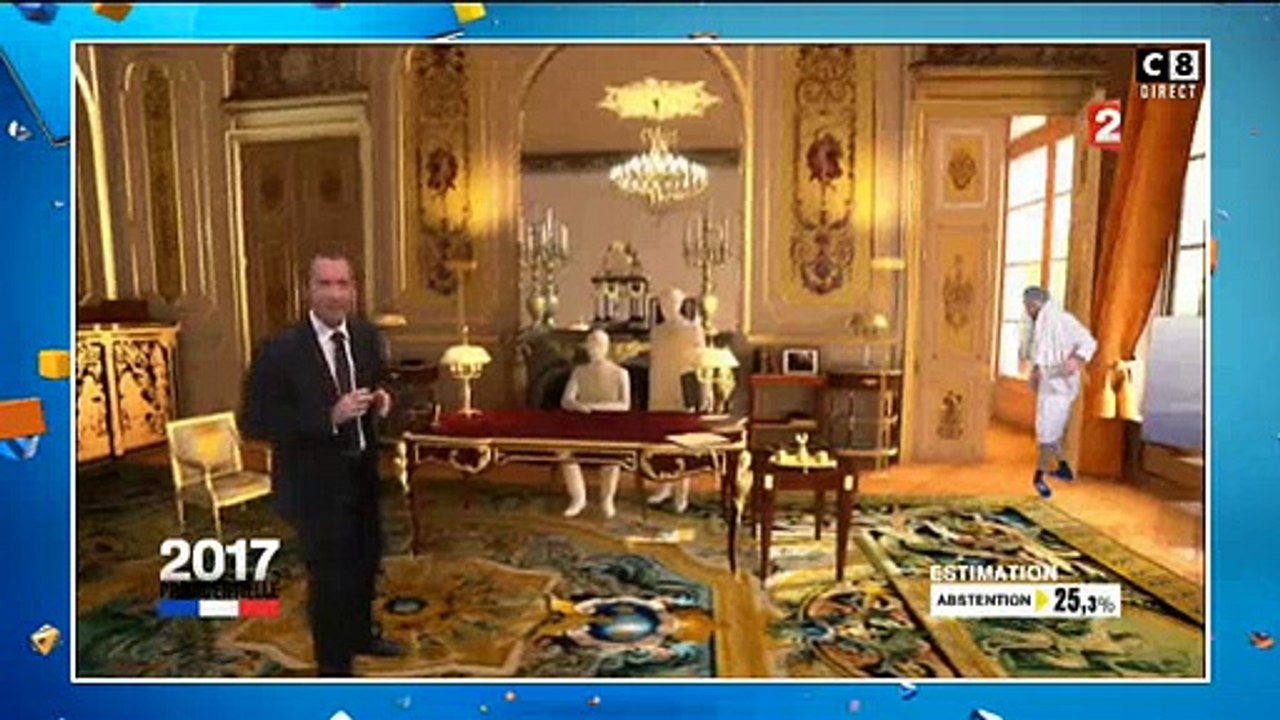 Regardez les images hilarantes de Camille Combal qui s'est incrusté dans toutes les séquences politiques de la semaine !