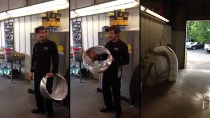 Un homme montre comment échapper à la police