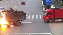 Un motard s'enflamme instantanément en percutant le réservoir d'un camion