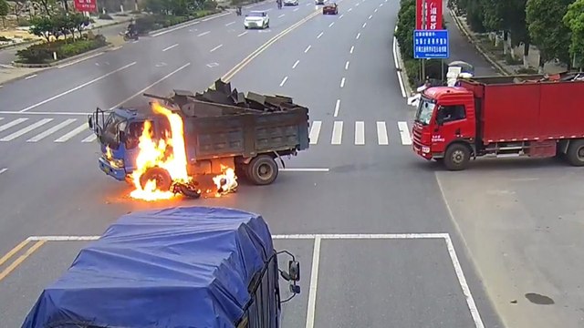 Un motard percute un camion