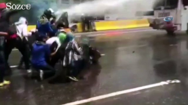 Polis aracından sıkılan su göstericileri metrelerce savurdu