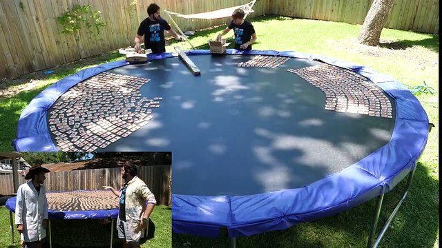 Il saute sur 1000 pièges à souris et se filme en slow motion