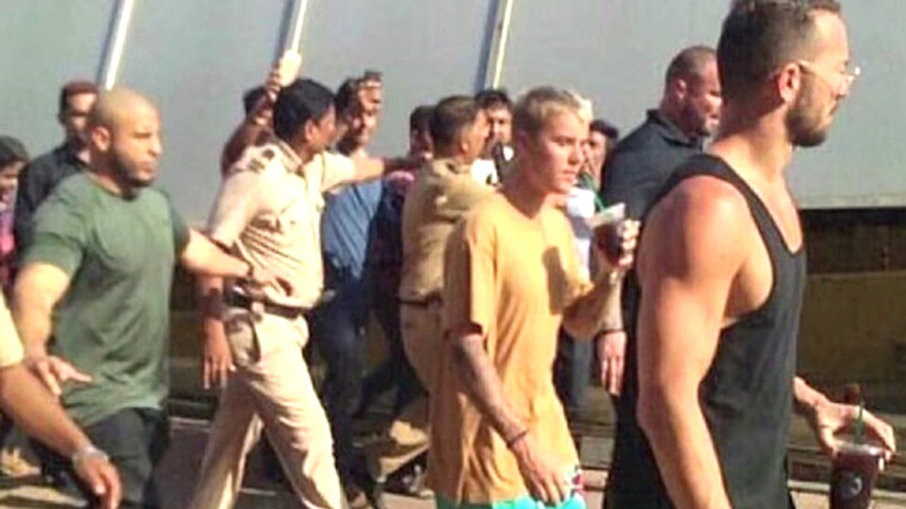 Justin Bieber Strolls Around Streets of Mumbai | Bollywood Buzz