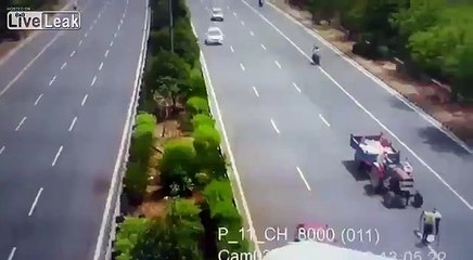 Choc : ce tracteur tombé en panne sur l'autoroute crée un énorme carambolage...