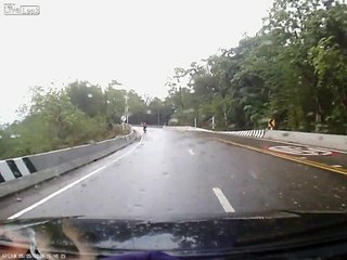 Un chauffeur perd le contrôle de son camion et manque d'écraser un scooter...