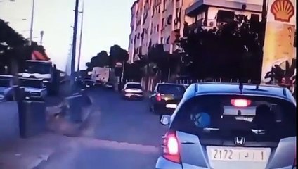 Taxi in Casablanca vlucht weg na ongeval (video)