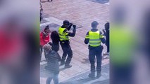 El policía con más ritmo baila con tres niñas en plena calle