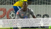 Un gardien sud-africain loupe la passe en retrait et laisse le ballon entrer dans son but...