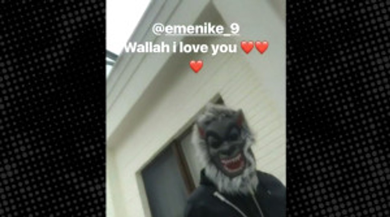 Fenerbahçeli Emenike, Doğum Günü Videosunda Maske Takarak Takipçilerini Şaşırttı