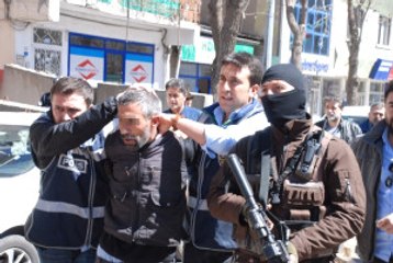 Beşikte Uyuyan Baldızının 2 Yaşındaki Bebeğini Sopayla Vurarak Öldürdü