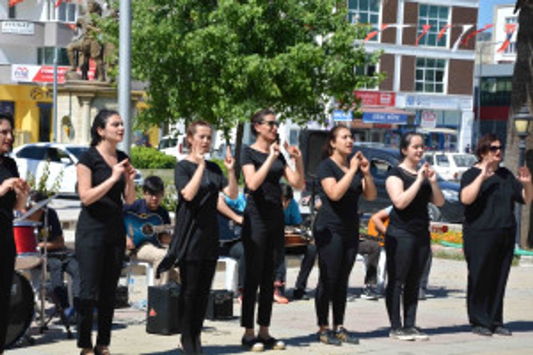 Işitme Engelliler Için Işaret Dili Öğrendiler
