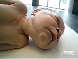 Dünyanın En BÜYÜK Bebeği Görenleri Şaşırtıyor