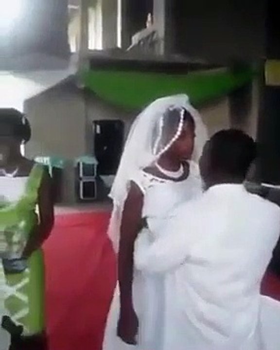 Incroyable : En pleine cérémonie de mariage, elle refuse d’embrasser son époux