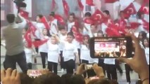 Türk Bayrağını Yere Düşürdükten Sonra Öpen Çocuk