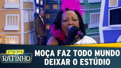 Moça faz todo mundo sair do estúdio