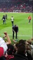 La célébration de Jose Mourinho avec les fans de Manchester United