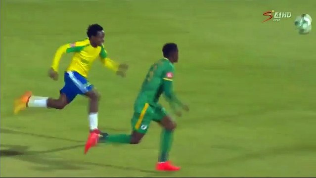 Le gardien rate la balle en dégageant...