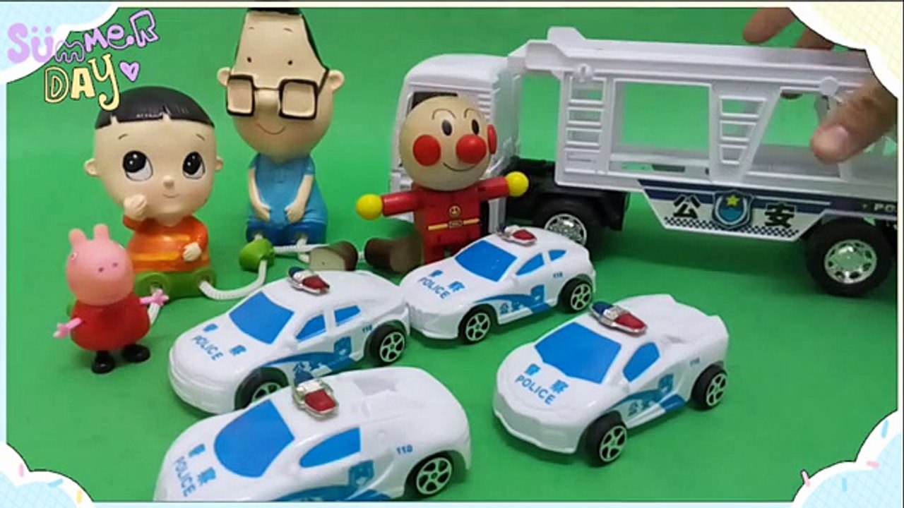voiture jouet || peppa pig et voitures de police avec de petits enfants d'abord publié bighead