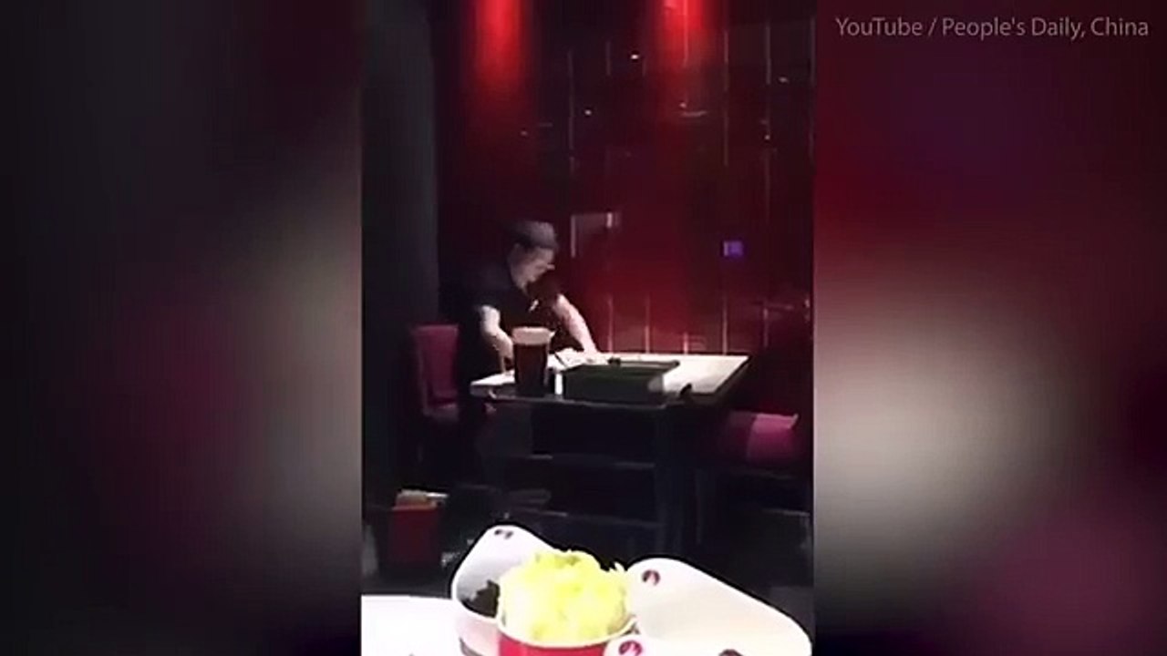 Un serveur de restaurants chinois nettoie une table en un clin d'oeil
