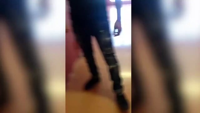 Ce prisonnier ouvre la porte de sa cellule avec un fil de fer