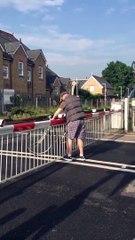 Ce débile n'a pas voulu respecter la fermeture du passage à niveau et va avoir beaucoup de chance