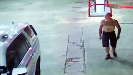 Ce gars braque une voiture de police garée