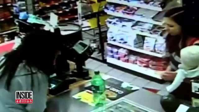 La caissière arrache le bébé des mains de sa mère, quelques instants plus tard, c'est un cauchemar!