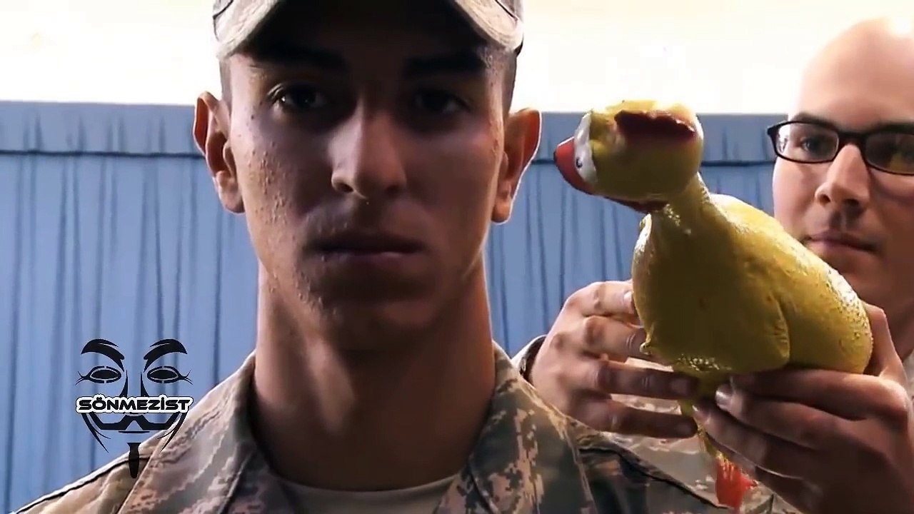 Askerlerin Ciddiyetini Sorgulayan İçine Sönmez Reyiz Kaçmış Oyuncak - Sönmezist