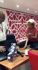 زبونة تحتج فوق مكتب في وكالة سفر تابعة للخطوط الملكية المغربية