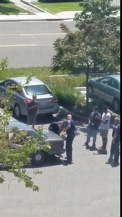 Sauvetage d'un gars coincé dans le coffre d'une voiture par les pompiers..