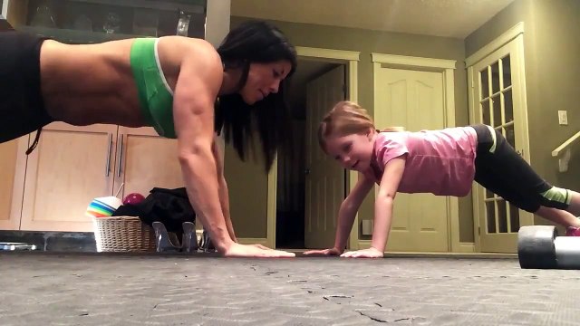 Mère et fille font leurs pompes ensemble !